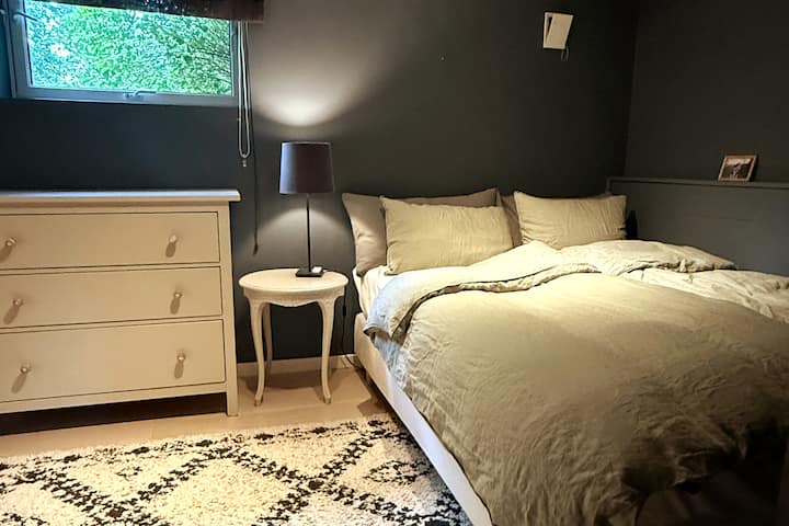 חדר שינה 3 במרתף עם מיטה 160 ס"מ וטלוויזיה.