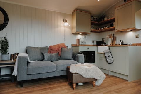 Successful Airbnb property: Luxury Cosy Crosby Hut – Outdoor Copper Bathtub in Cumbria