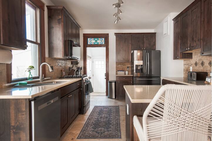 NEW! Lux City Park Bungalow w/Hot Tub – Sleeps 14! gallery image 3