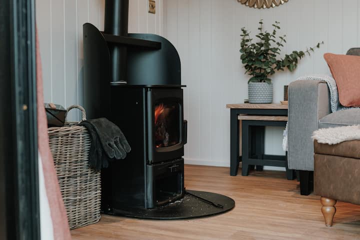 Luxury Cosy Morland Hut – Outdoor Copper Bathtub - United Kingdom