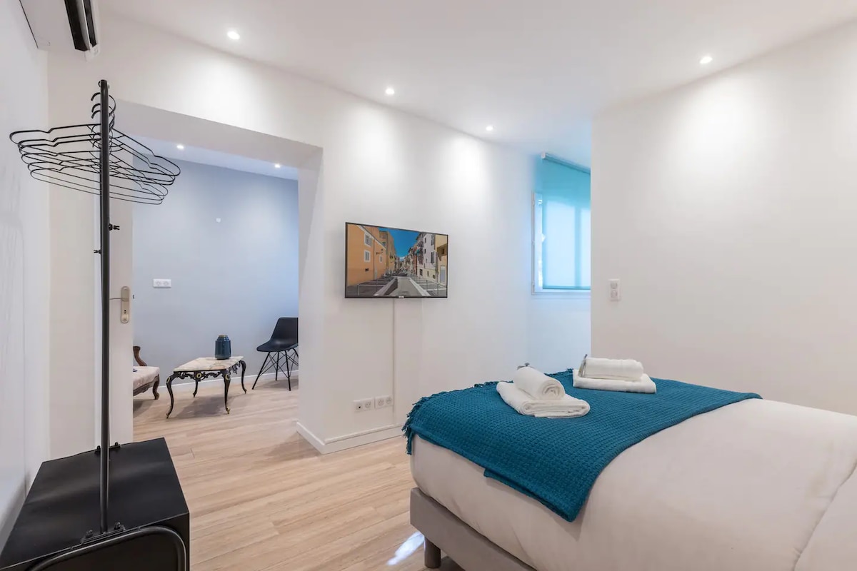 ห้องนอนกว้างขวางและใช้งานได้ดี มีพื้นที่สำนักงานที่ใช้งานได้และการเชื่อมต่อ Wi-Fi Star Link ไม่ต้องกังวลเรื่องการพักผ่อนอย่างสงบเงียบ นอกจากนี้ยังมีห้องอาบน้ำและห้องสุขาในตัวที่เข้าถึงได้โดยตรง