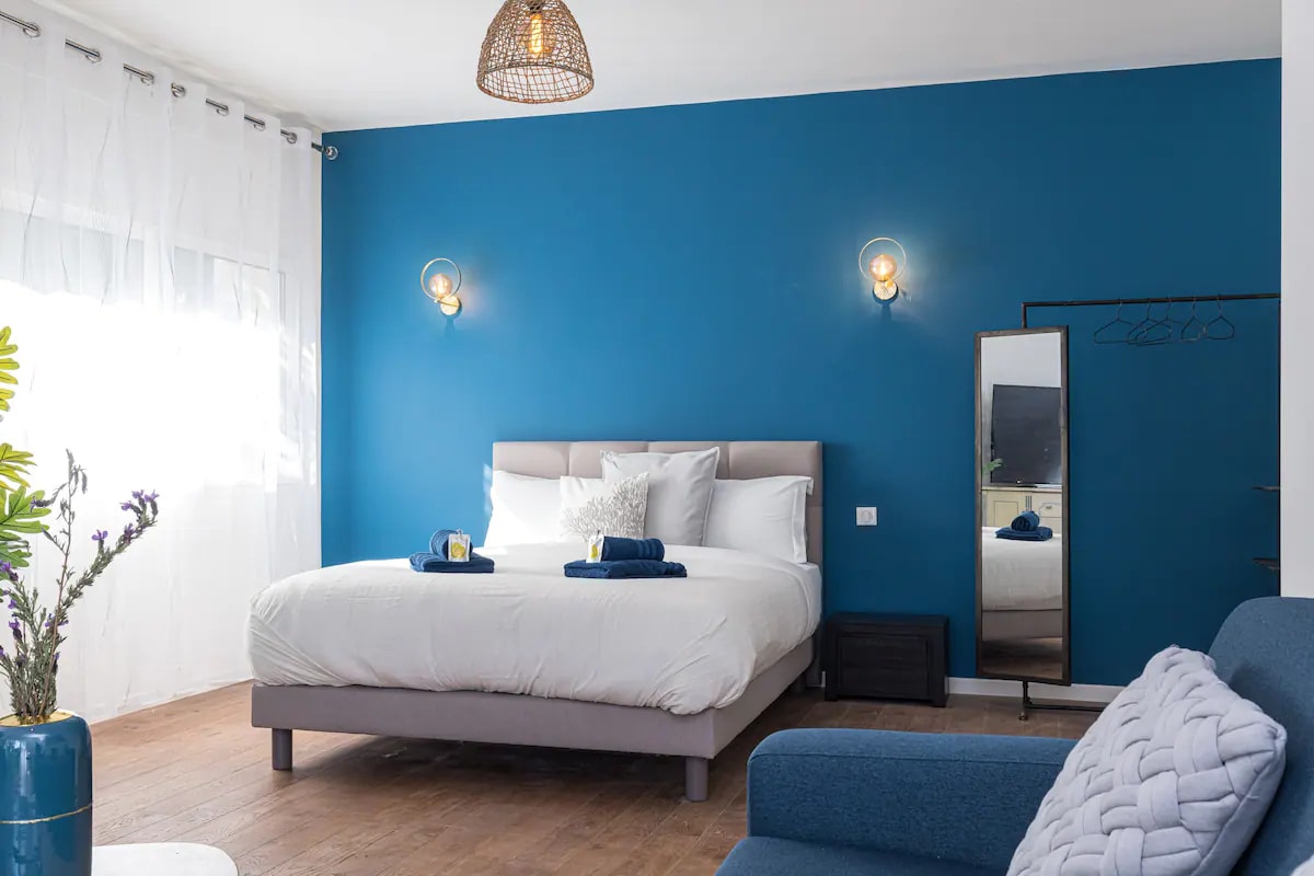 ห้องนอนใหญ่ ห้องนอนที่ยอดเยี่ยม เช่นเดียวกับห้องนอนทุกห้อง มีพื้นที่ทำงานและการเชื่อมต่อ Wi-Fi Star Link ไม่ต้องกังวลเรื่องการพักผ่อนอย่างสงบและเงียบ แน่นอนว่าห้องทุกห้องมีกุญแจประตู 