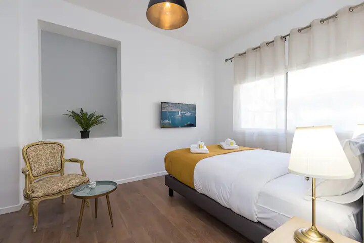 ห้องนอนกว้างขวางและใช้งานได้ดี เช่นเดียวกับห้องนอนทุกห้อง มีพื้นที่ทำงานและ Wi-Fi Starlink ไม่ต้องกังวลเรื่องการพักผ่อนอย่างสงบและเงียบ 