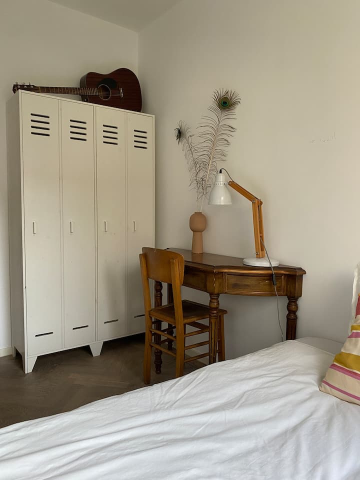 Mala soba s krevetom 140 m2.
