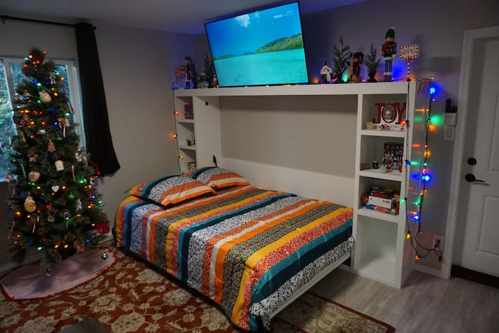 Креветите „Марфи“ се склопуваат на брачен кревет (широк 150-179 см). Дополнителни ќебиња во кубињата. Во второто катче има дури и USB порти и електрични приклучоци од двете страни.