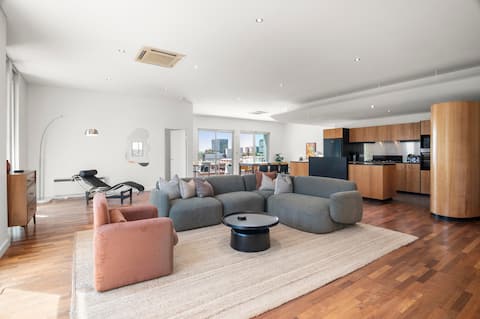 Top Airbnb: Designer Warehouse - Penthouse in Collingwood