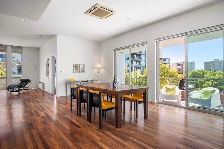 Designer Warehouse Conversion – Penthouse gallery image 4