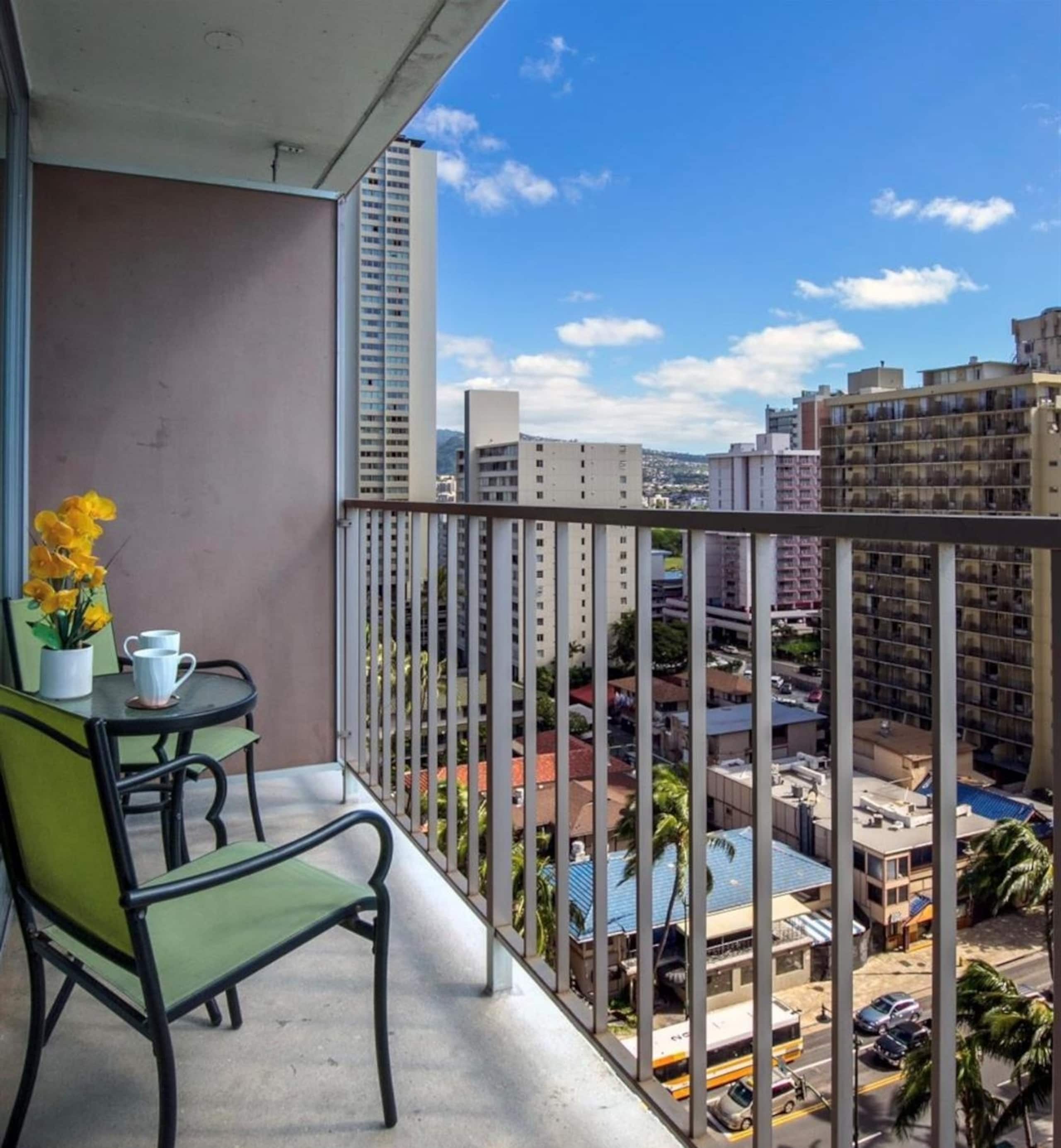 Tropical Escape in Waikiki with Free Parking - Image 17
