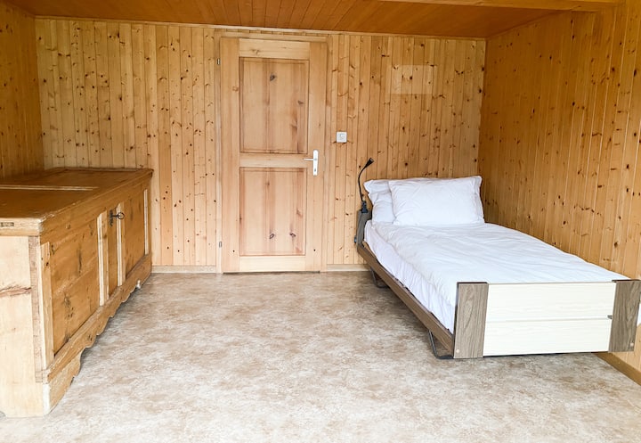 Puedes disfrutar de noches relajantes en esta pequeña pero bonita cama de 90x200 cm.