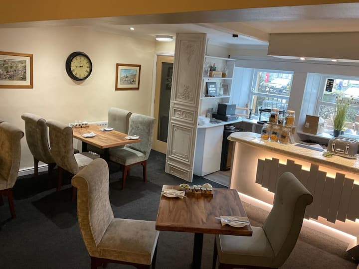 Standard Double Room | Oyo Cocketts Hotel - Hawes