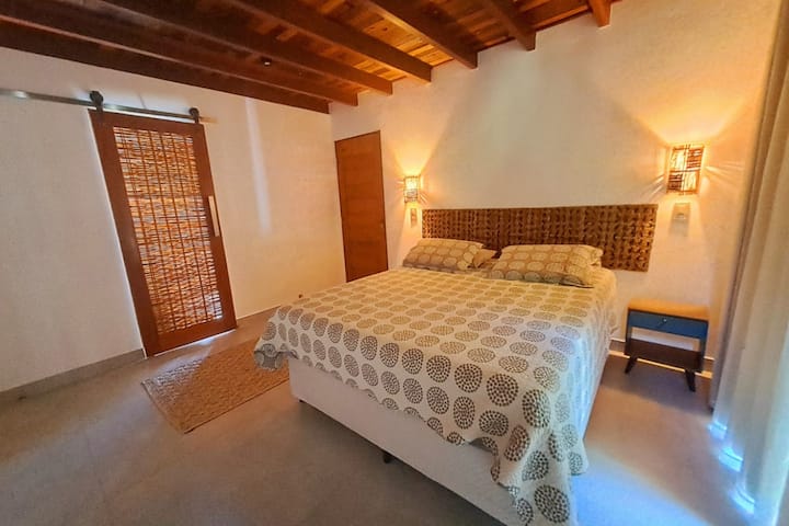 Chambre avec grande suite et placard. Matelas Ortobom d'excellente qualité et densité. Literie et oreillers très confortables. Suite Winter Garden.