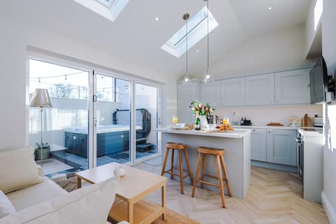 Successful Airbnb property: Luxurious Countryside Retreat Close to City Centre in Cheshire