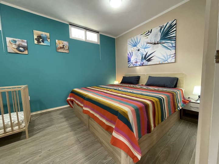 U plavoj spavaćoj sobi dva jednostruka kreveta od 90 cm tvore jedan krevet za dvije osobe. Ispod kreveta nalazi se prostor za odlaganje stvari s dodatnim jastucima i pokrivačima. Tu se nalazi i ormar s tri vrata. 
U ovu prostoriju može se dodati dječji krevetić. 
