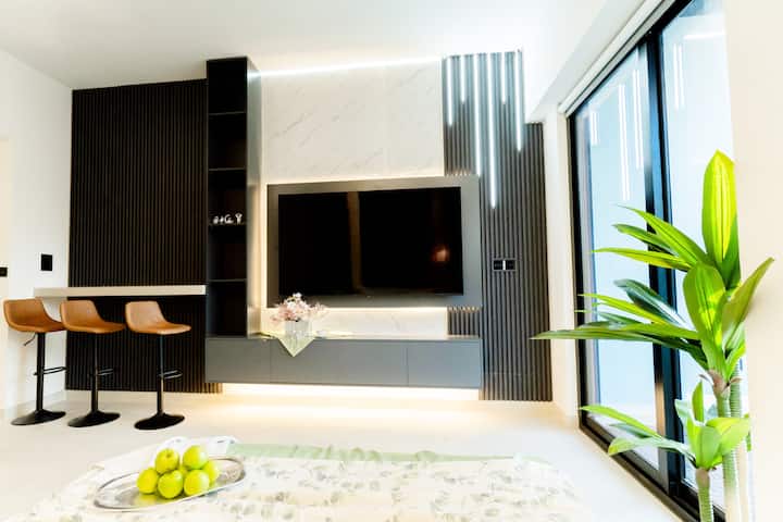 Luxury Apt | Infinity Pool With Burj View - Dubai Airport (DXB) 