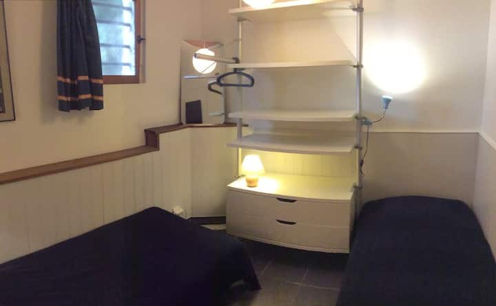 חדר שינה עם 2 מיטות יחיד
לידיעתכם, לא סופקו מצעים (השכרה אפשרית)