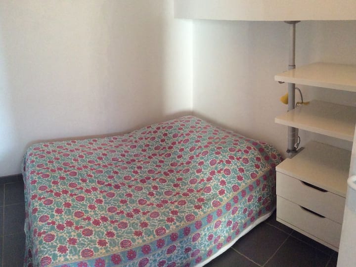 חדר שינה ללא חלונות, מעבר לגישה לחדר השינה השלישי ולחדר הרחצה.
לידיעתכם, לא סופקו מצעים (השכרה אפשרית)