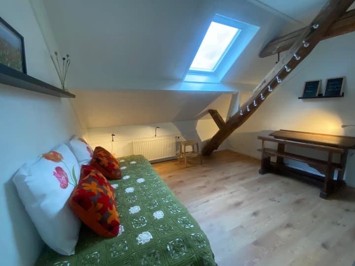 Cette chambre est prévue pour un maximum de deux enfants.   Le lit gigogne se compose de deux parties. 
Dans le banc de l'école, bien sûr, vous pouvez trouver quelque chose à écrire, dessiner ou colorier...