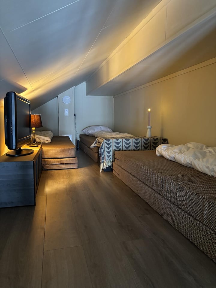 Ლოფტში არის სამი ადამიანისთვის განკუთვნილი საძილე სივრცე. Სულ ექვსი მატრასია, თუმცა ისინი ორ-ორად არის გაწყობილი. 