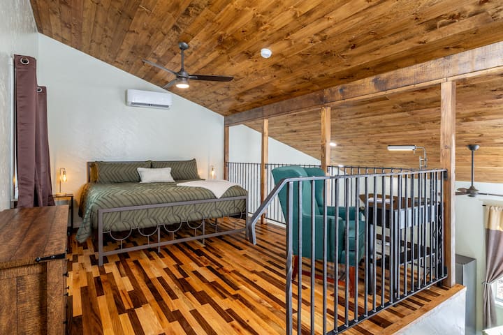 Priestranné podkrovie s manželskou posteľou 