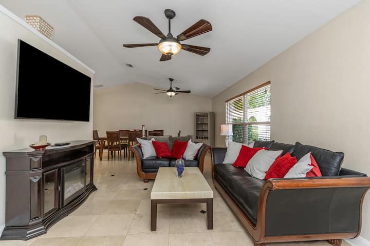 غرفة معيشة بها تلفزيون ذكي 