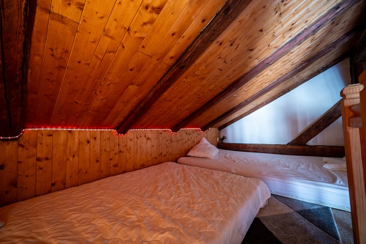 带夹层的入口，可睡2人（床垫120x190和140x200 ）