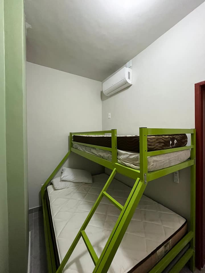 מיטת קומתיים זוגית ויחידה.
חדר עם מיזוג אוויר מפוצל.