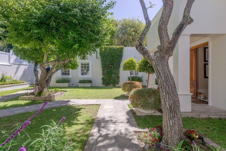 Dalton House – 5 Bed Villa with Pool and Garden gallery image 2