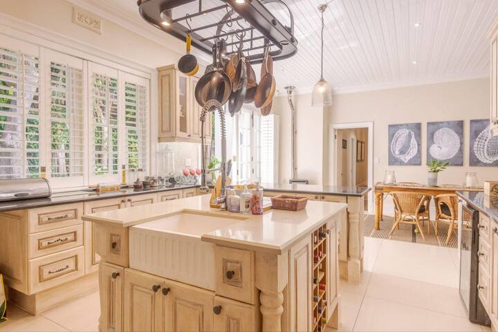 Dalton House – 5 Bed Villa with Pool and Garden gallery image 5