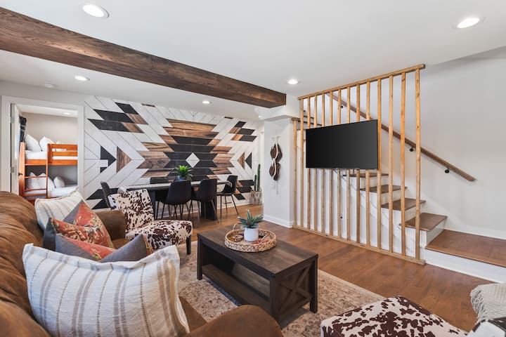 ¡Cómodo salón con mucha luz natural! TV inteligente con todas las aplicaciones que puedas desear. El sofá se convierte en un sofá cama queen. Mesa de comedor y sillas. ¡Papel tapiz, patrones y decoración únicos en todo el condominio! 