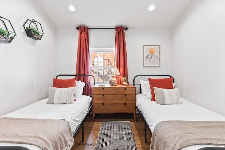 El dormitorio 3 tiene dos camas individuales con su propio baño completo adjunto. Cortinas oscuras en la habitación y un tocador para guardar sus pertenencias. 