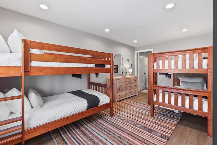 El dormitorio 4 tiene dos juegos de literas individuales, con su propio baño completo adjunto. Cortinas oscuras en la habitación y un tocador para guardar sus pertenencias. 