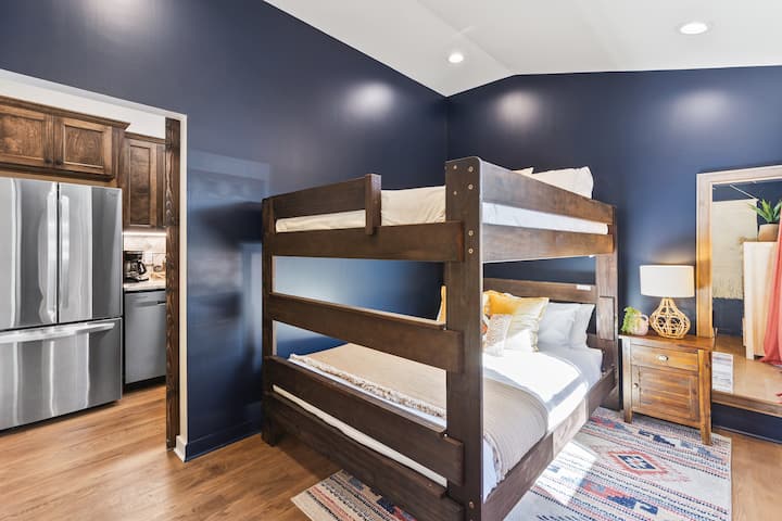 El dormitorio 2 tiene una litera tamaño queen con su propio baño completo adjunto. Cortinas oscuras en la habitación, espejo de cuerpo entero, tocador y mesita de noche para guardar sus pertenencias. 