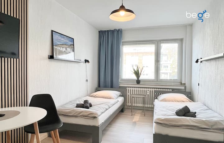 غرفة نوم 3 بسريرين مفردين ومنطقة جلوس وتلفزيون ذكي 