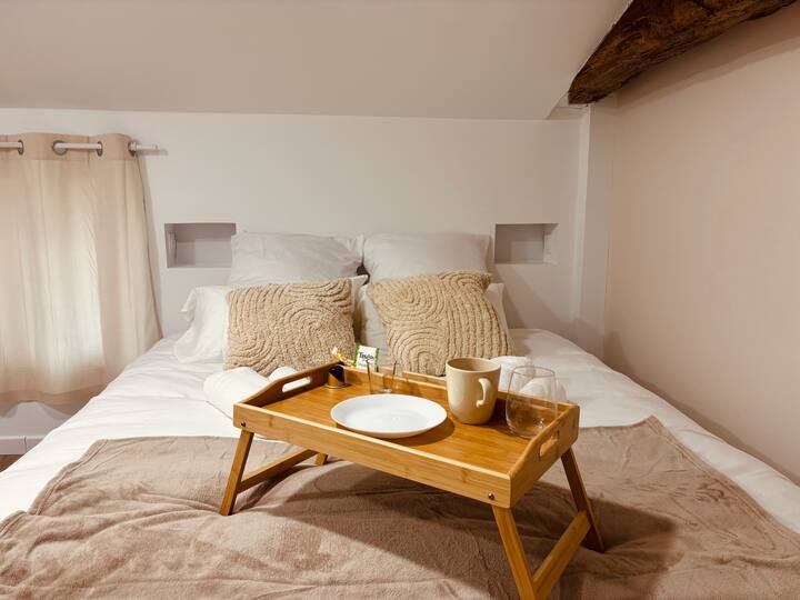 סוויטה ראשית. מיטה איכותית בגודל "קווין סייז" בגודל 160x200 ס"מ