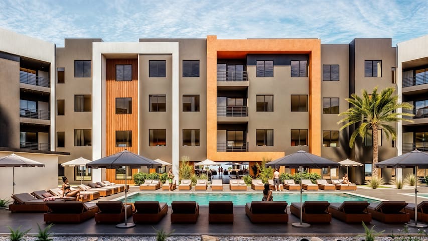 Huge 3BR • King + 4 Queens • Near Strip