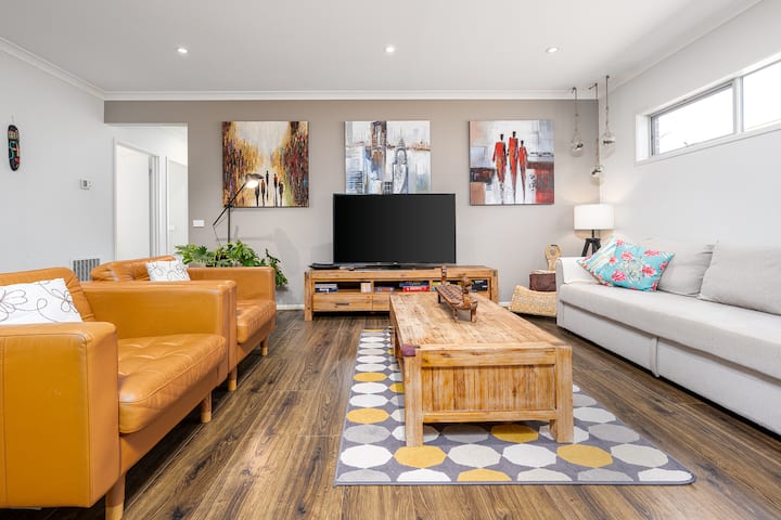 Modern Family Retreat Home With Sunroom - Clyde North