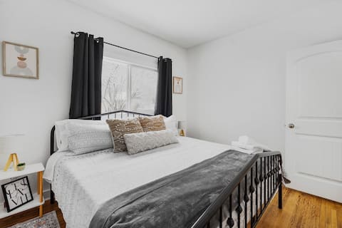 Popular Airbnb listing: *2 bdrm House*7 min to Rogers*Free Parking* in Alberta Avenue