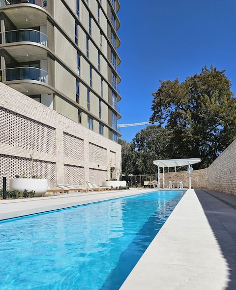 Resort style 1 bed aprt - car space, wifi, view