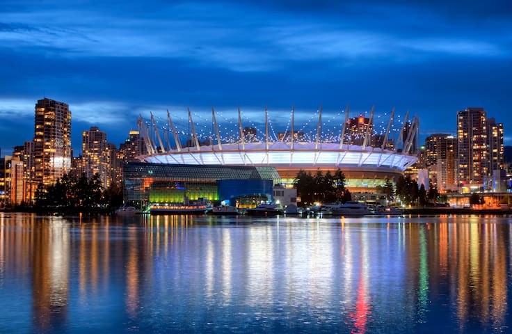 Amazing View,Central Location Apartment w/ Parking