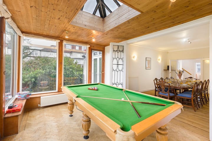 Spacious Home sleeps 14 adults London