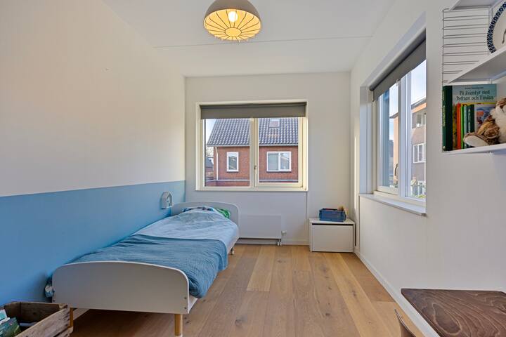 ಡೆಸ್ಕ್ ಮತ್ತು ವಾರ್ಡ್ರೋಬ್ ಹೊಂದಿರುವ ವಿಶಾಲವಾದ ಸಿಂಗಲ್ ಚೈಲ್ಡ್ ಬೆಡ್‌ರೂಮ್. ಬ್ಲ್ಯಾಕ್ ಔಟ್ ಬ್ಲೈಂಡ್‌ಗಳನ್ನು ಹೊಂದಿರುವ ಡಬಲ್ ಕಿಟಕಿಗಳು.