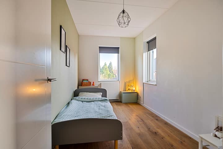 ಸುಂದರವಾದ ಸಿಂಗಲ್ ಬೆಡ್‌ರೂಮ್, ಮಗುವಿಗೆ ಸೂಕ್ತವಾಗಿದೆ, ವಾರ್ಡ್ರೋಬ್ ಮತ್ತು ಬ್ಲ್ಯಾಕ್ ಔಟ್ ಬ್ಲೈಂಡ್‌ಗಳನ್ನು ಹೊಂದಿರುವ ಡಬಲ್ ಕಿಟಕಿಗಳು. 