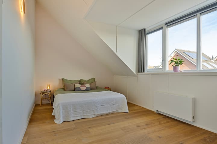 ಸುಂದರವಾದ ವೀಕ್ಷಣೆಗಳೊಂದಿಗೆ ಮೇಲಿನ ಮಹಡಿಯಲ್ಲಿ 180x200 ಹಾಸಿಗೆ ಹೊಂದಿರುವ ಸೂಪರ್ ವಿಶಾಲವಾದ ಡಬಲ್ ಬೆಡ್‌ರೂಮ್. ಎತ್ತರದ ಛಾವಣಿಗಳು, ದೊಡ್ಡ ವಾರ್ಡ್ರೋಬ್ ಮತ್ತು ಡೆಸ್ಕ್. 