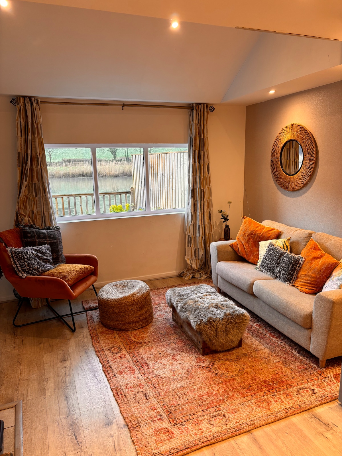Successful Airbnb property: Viaduct View: Outdoor Bath, Stylish King Bed in Calstock