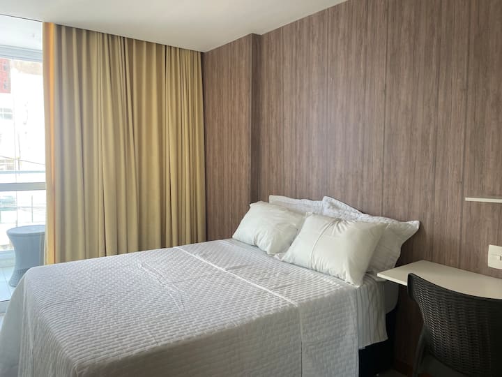 Lit double très confortable, avec oreillers et literie. Climatisation et espace de bureau à domicile, rideaux occultants. Accès au balcon 