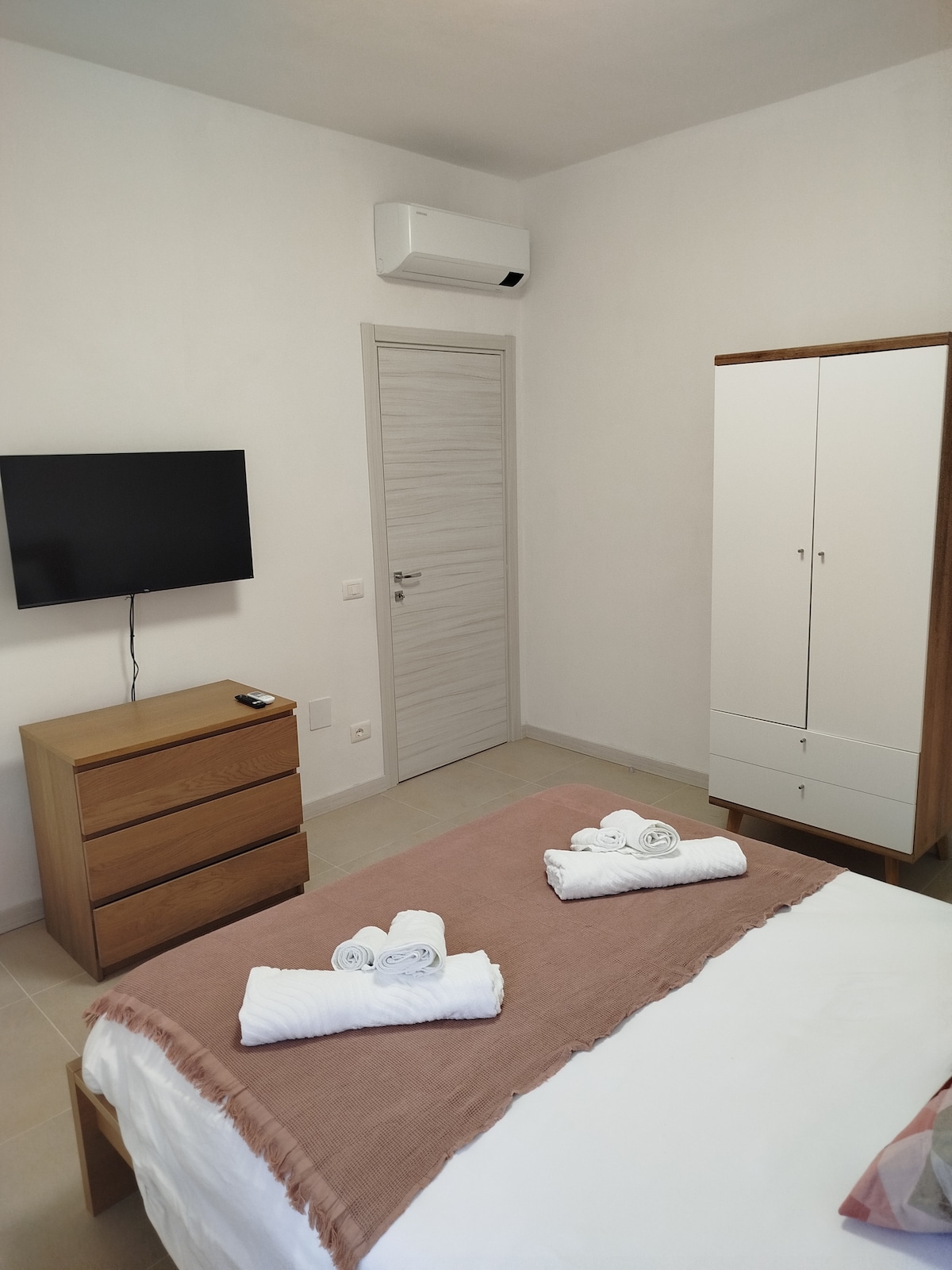 deuxième chambre double avec lit double, tables de chevet, commode avec tiroirs et armoire à deux portes