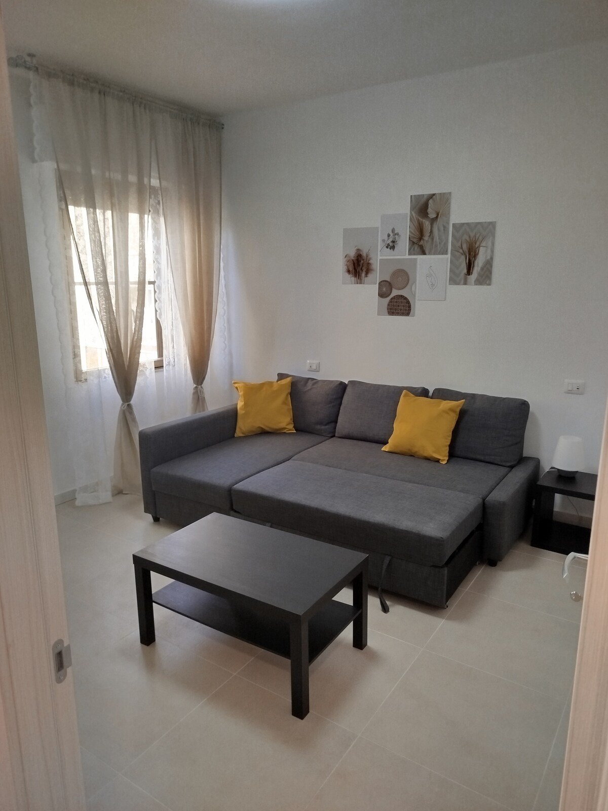 salon avec canapé lit double  et table basse 