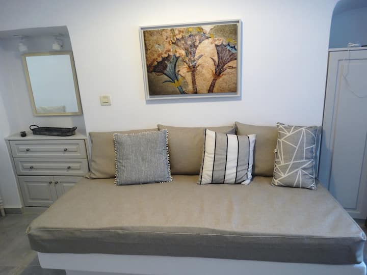 Единечен кауч на спуштање во дневната соба, со луксузни нови (сезона 2022) анатомски душеци, димензии 90 см x 200