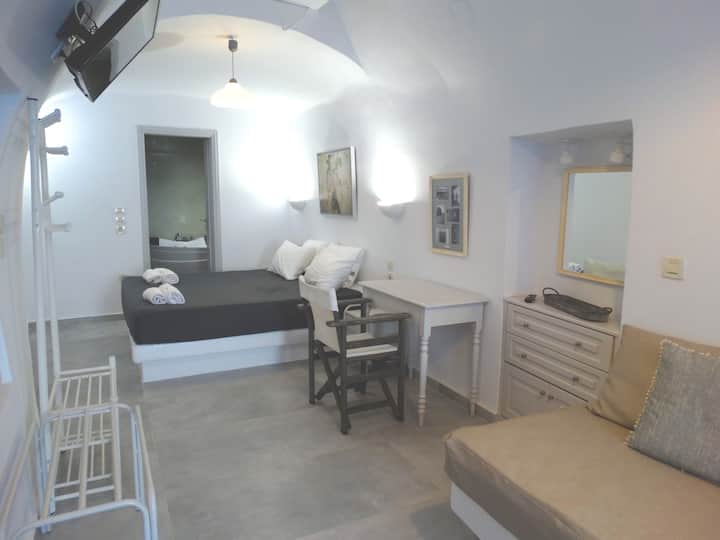 Брачен кревет (широк 150-179 см), со луксузен нов (сезона 2022) анатомски душек, димензии 170 см X 200 см