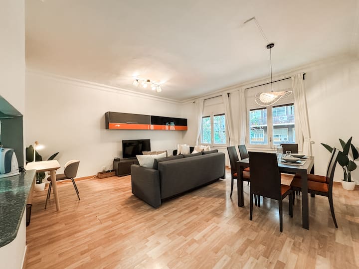 “ที่นี่เป็นที่พักที่ยอดเยี่ยม ไม่เสียงดังไม่ได้อยู่ในย่านที่ไม่ดีและมีเจ้าของที่พักที่ดีเยี่ยม เฟอร์นิเจอร์และเครื่องใช้ไฟฟ้าส่วนใหญ่เป็นของใหม่ "- มาติน่า ★★★★★